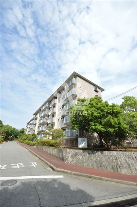 名谷25団地102号棟の外観