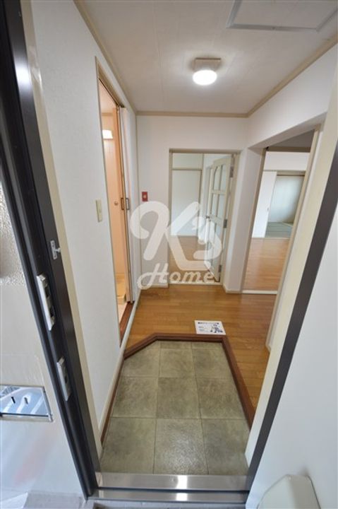 名谷25団地102号棟の玄関