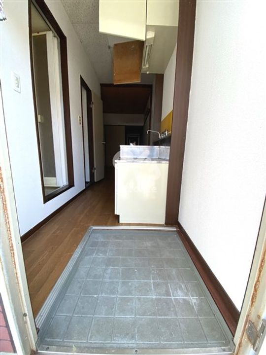 内山ハイツ202の玄関