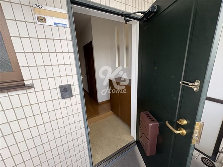 With赤羽302の玄関