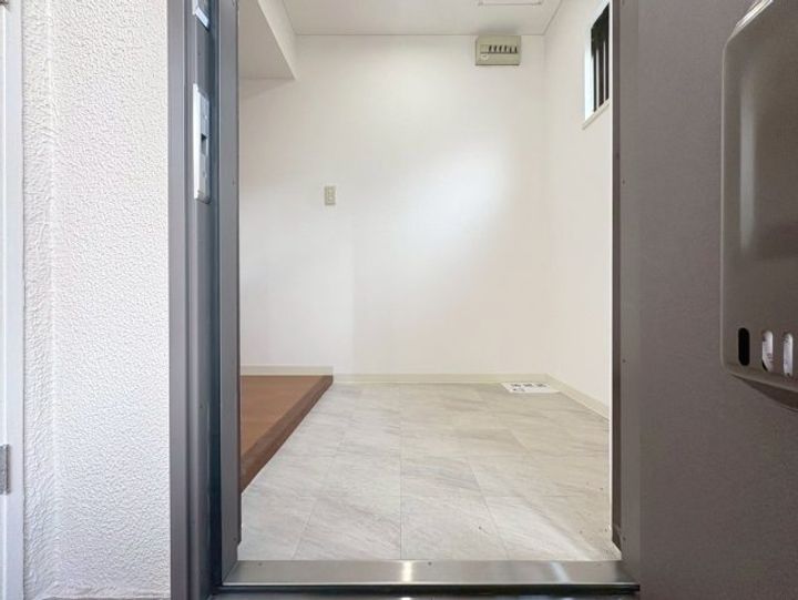 ユニライフ刀根山の玄関