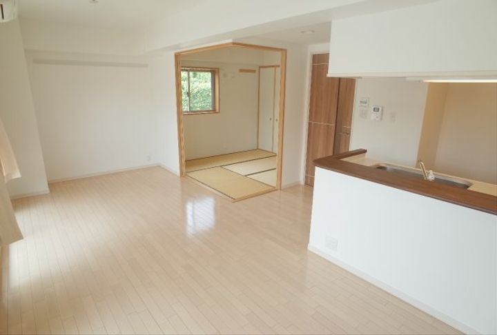 プランドール西岡本102の居間