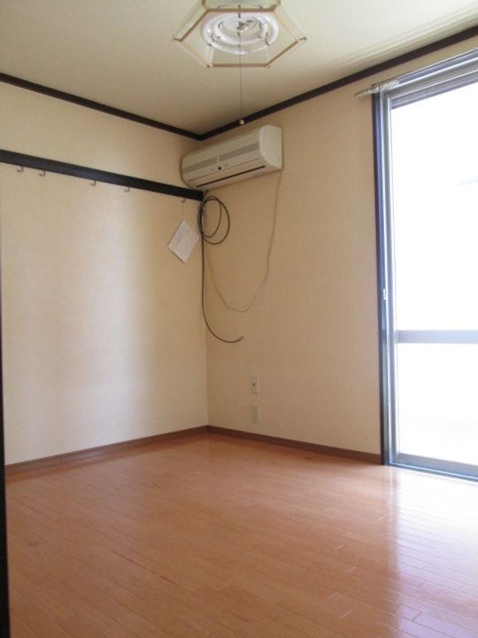 エステートパイン205の居間