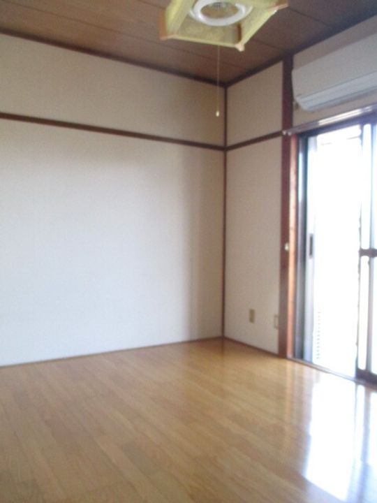 ヒカリハイツ208の居間
