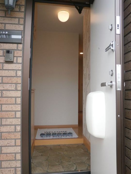 エスポワールえなみ A棟の玄関