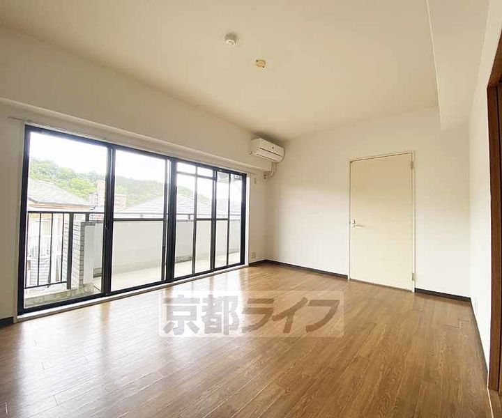 京都府京都市右京区常盤山下町の賃貸マンションの居間