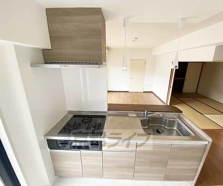 京都府京都市右京区常盤山下町の賃貸マンションのキッチン