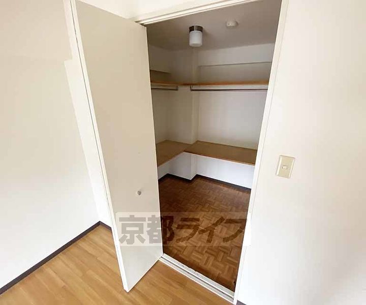 京都府京都市右京区常盤山下町の賃貸マンションの内装