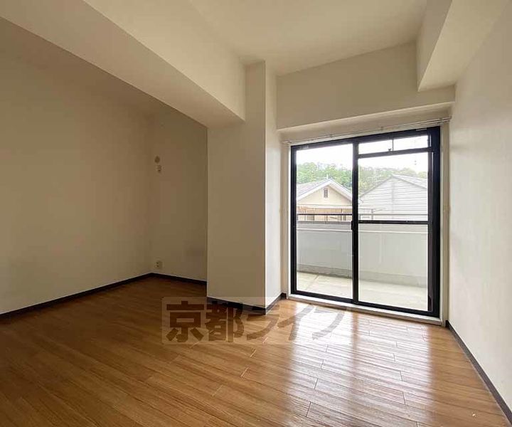 京都府京都市右京区常盤山下町の賃貸マンションの居間