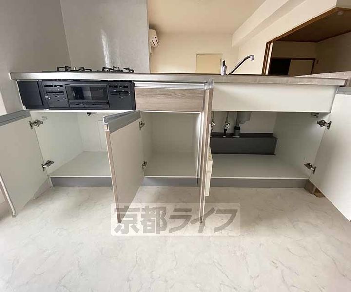 京都府京都市右京区常盤山下町の賃貸マンションのキッチン