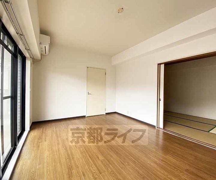 京都府京都市右京区常盤山下町の賃貸マンションの居間