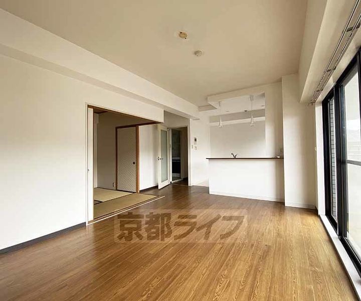 京都府京都市右京区常盤山下町の賃貸マンションの居間