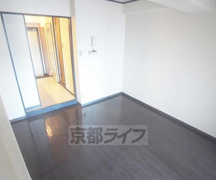京都府京都市右京区西院西今田町の賃貸マンションの居間