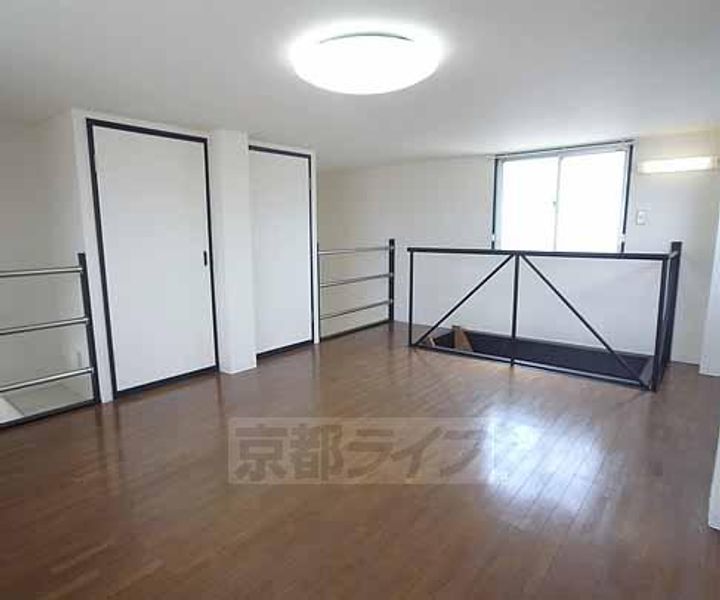 京都府京都市右京区山ノ内西八反田町の賃貸マンションの居間