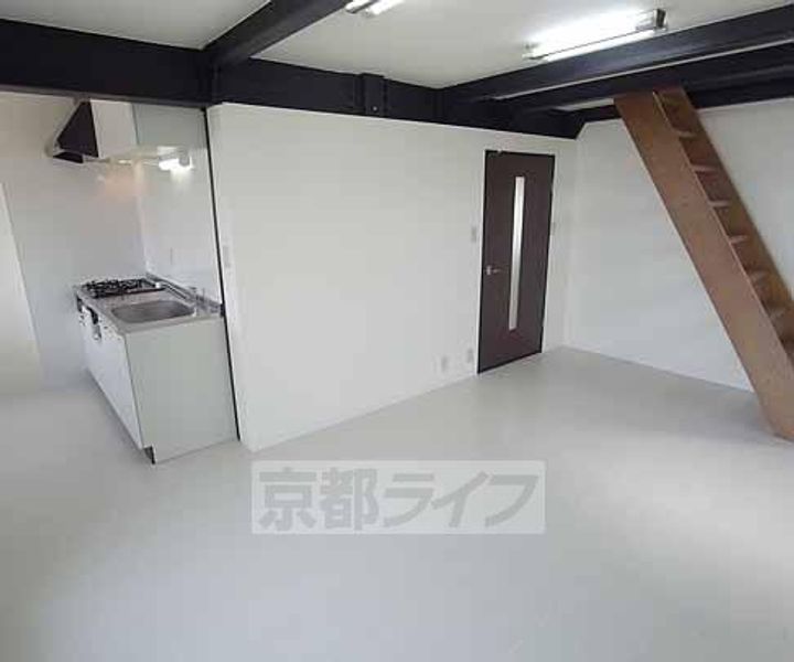 京都府京都市右京区山ノ内西八反田町の賃貸マンションの居間