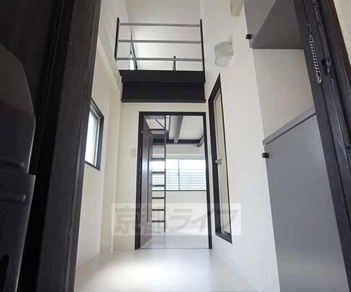 京都府京都市右京区山ノ内西八反田町の賃貸マンションの玄関