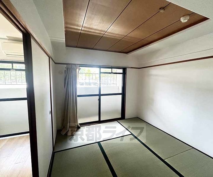 京都府京都市右京区西京極午塚町の賃貸マンションの居間