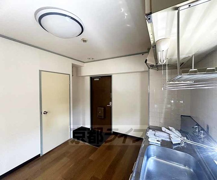 京都府京都市右京区西京極午塚町の賃貸マンションの居間