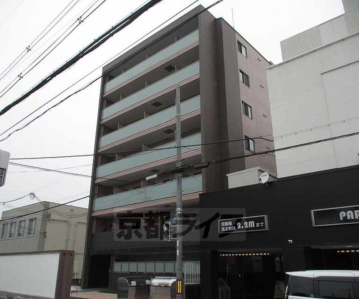 ローブコート六地蔵駅前の外観