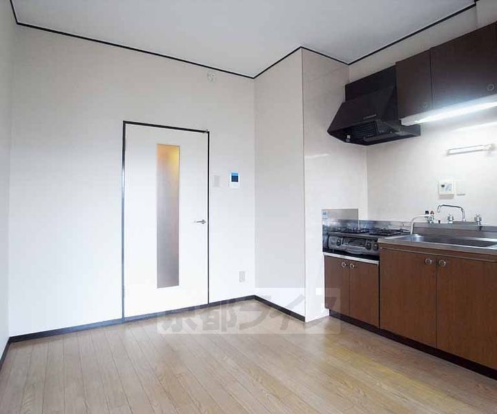 京都府京都市右京区西院高田町の賃貸マンションの居間
