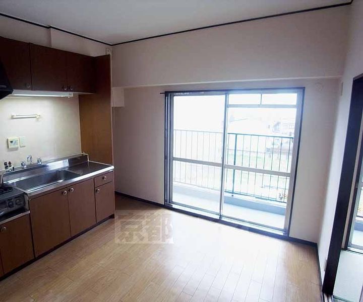 京都府京都市右京区西院高田町の賃貸マンションの居間