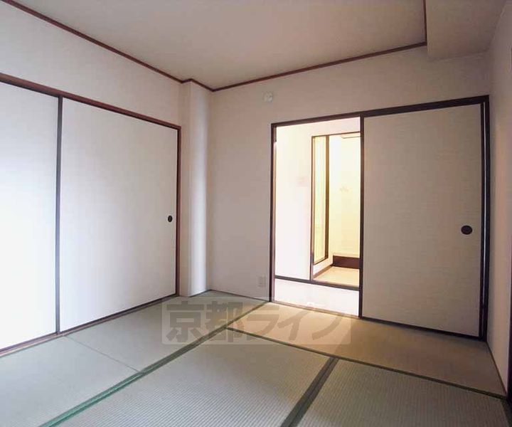 京都府京都市右京区西院高田町の賃貸マンションの居間