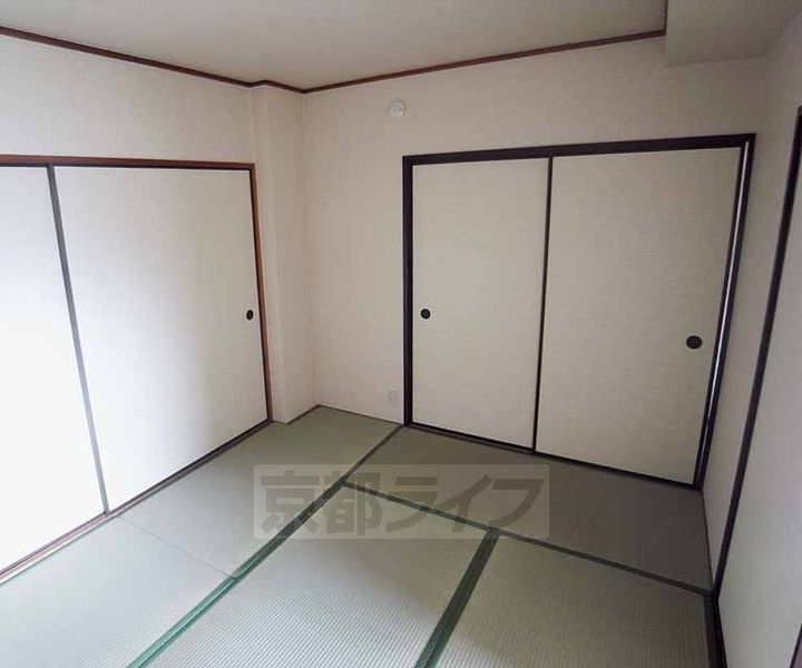 京都府京都市右京区西院高田町の賃貸マンションの居間