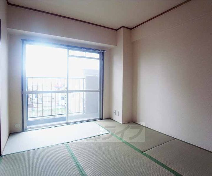 京都府京都市右京区西院高田町の賃貸マンションの居間