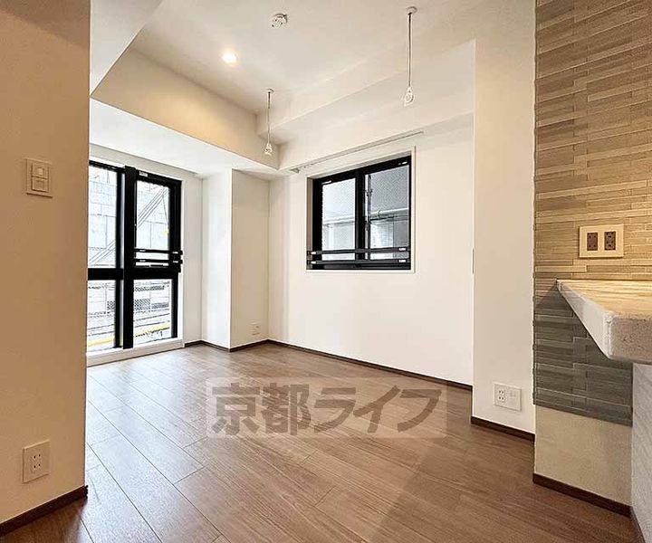 京都府京都市中京区池須町の賃貸マンションの居間