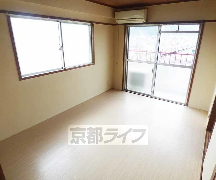 京都府京都市右京区嵯峨野清水町の賃貸マンションの居間