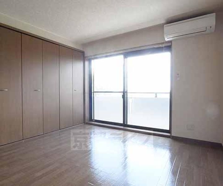 京都府京都市右京区梅津中村町の賃貸マンションの居間