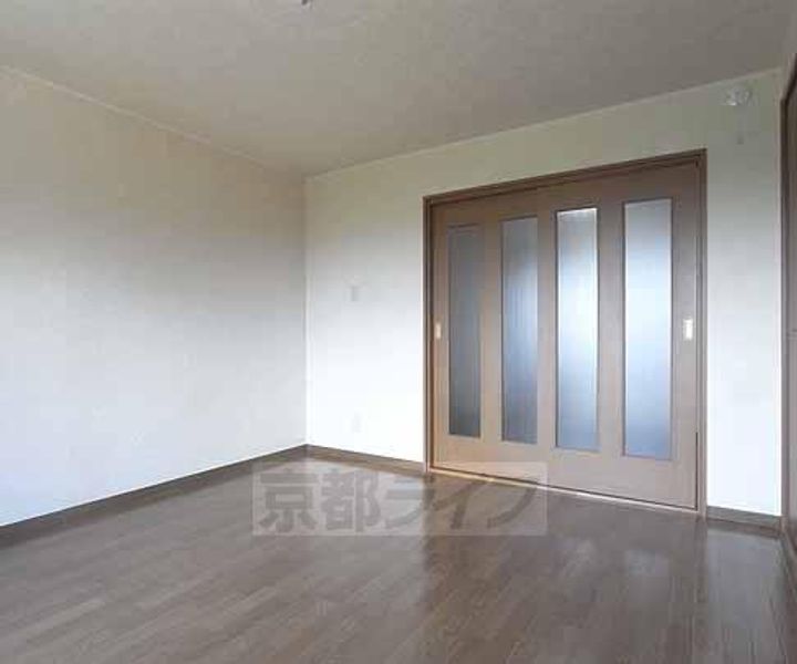 京都府京都市右京区梅津中村町の賃貸マンションの居間