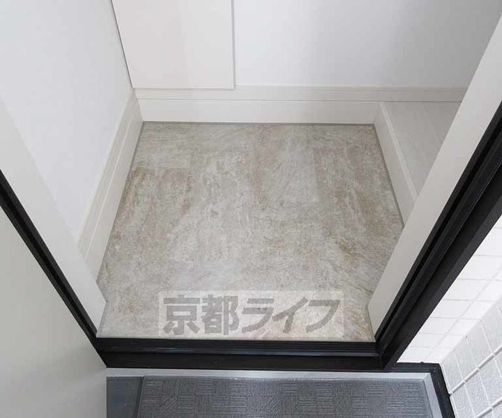 京都府京都市山科区西野山中臣町の賃貸アパートの玄関