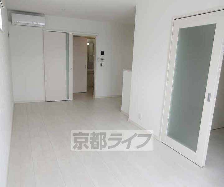京都府京都市山科区西野山中臣町の賃貸アパートの居間