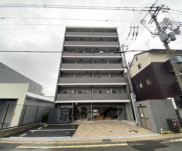 京都府京都市右京区西京極東側町の賃貸マンションの外観