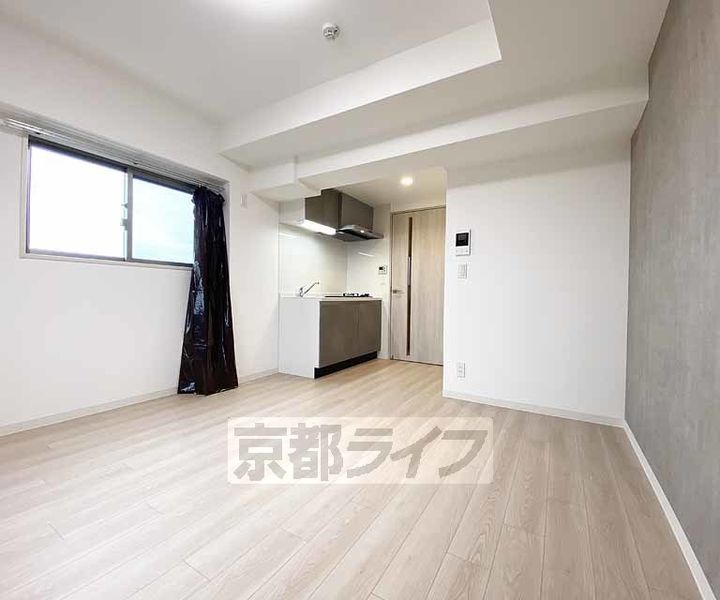 京都府京都市右京区西京極東側町の賃貸マンションの居間