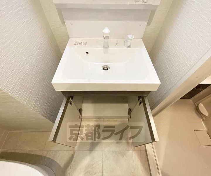 京都府京都市右京区西京極東側町の賃貸マンションの内装