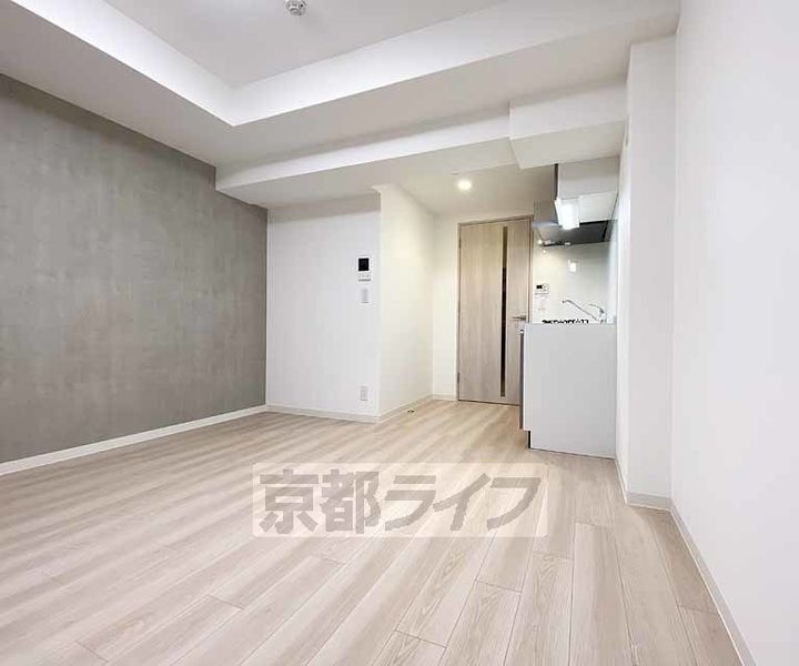 京都府京都市右京区西京極東側町の賃貸マンションの居間
