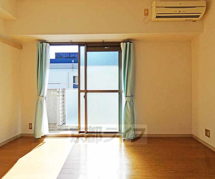 京都府京都市下京区七条御所ノ内北町の賃貸マンションの居間