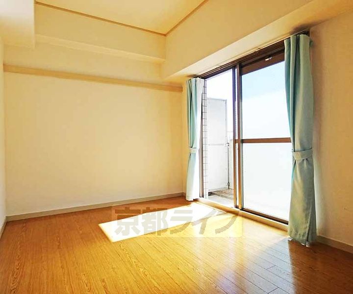 京都府京都市下京区七条御所ノ内北町の賃貸マンションの居間