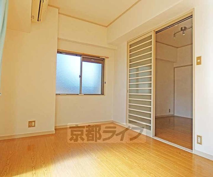 京都府京都市下京区七条御所ノ内北町の賃貸マンションの居間