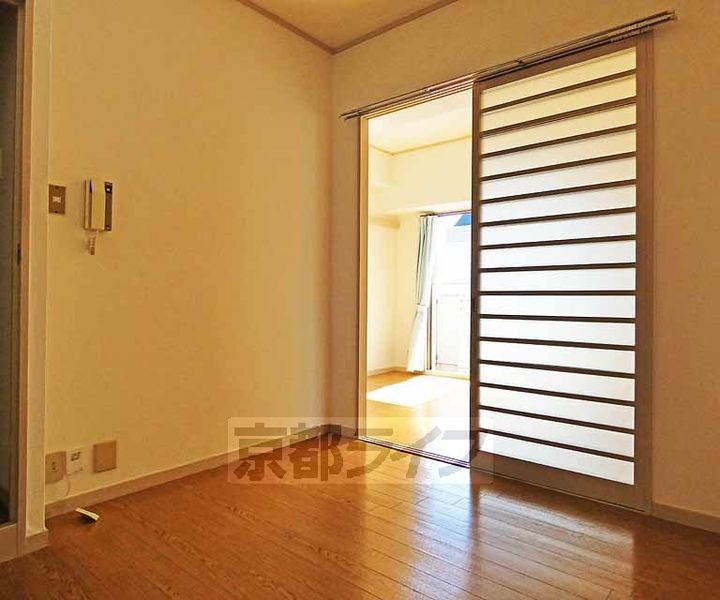 京都府京都市下京区七条御所ノ内北町の賃貸マンションの居間