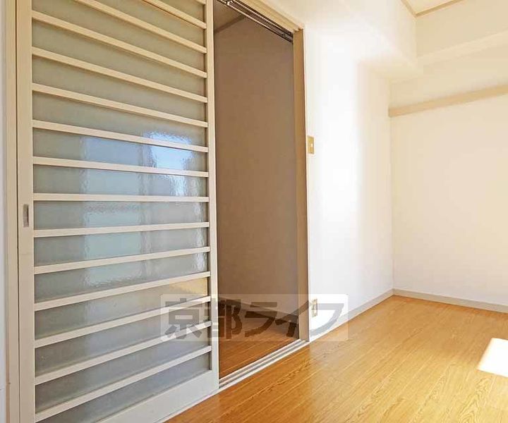 京都府京都市下京区七条御所ノ内北町の賃貸マンションの居間