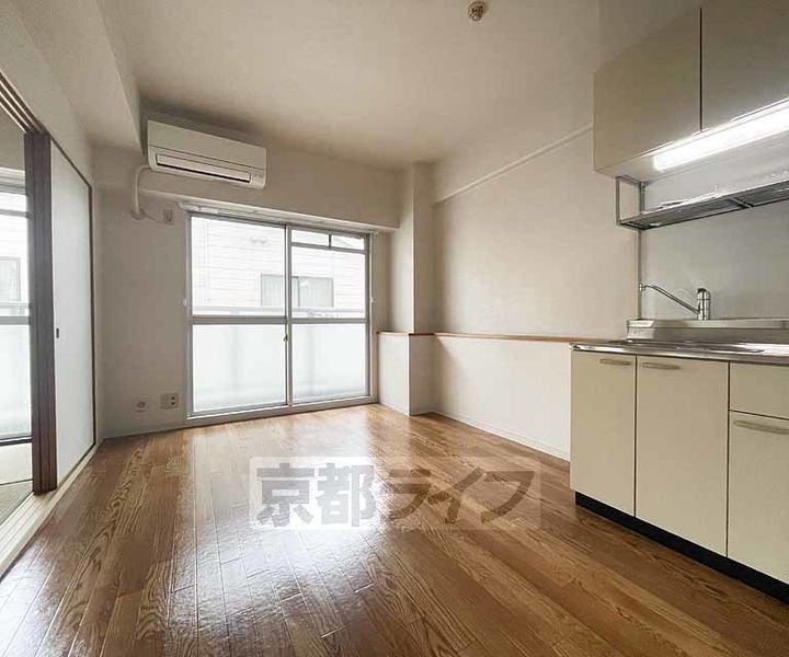 京都府京都市南区唐橋門脇町の賃貸マンションの居間