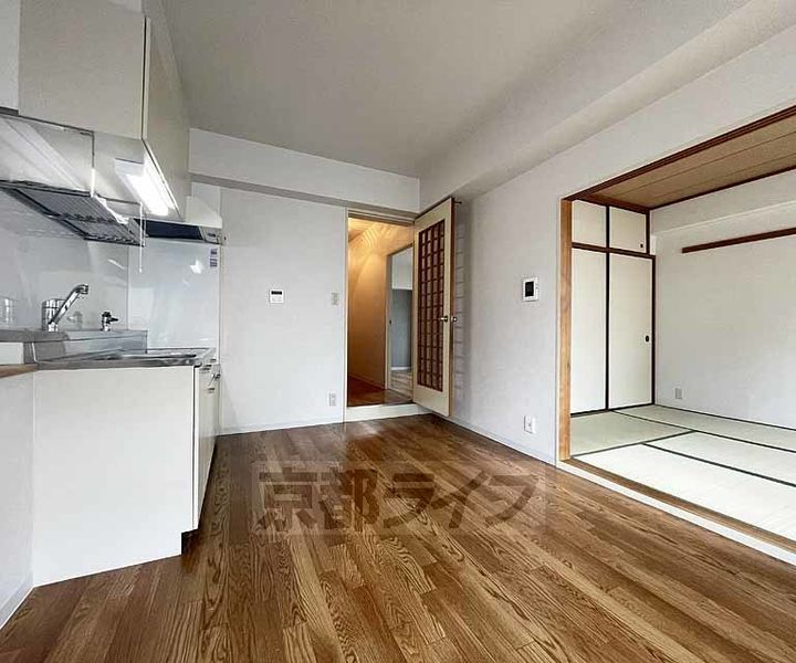 京都府京都市南区唐橋門脇町の賃貸マンションの居間