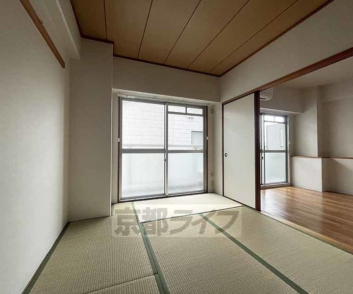 京都府京都市南区唐橋門脇町の賃貸マンションの居間