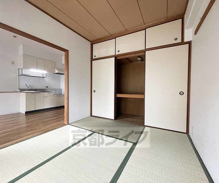 京都府京都市南区唐橋門脇町の賃貸マンションの居間