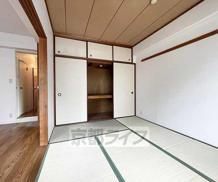 京都府京都市南区唐橋門脇町の賃貸マンションの居間