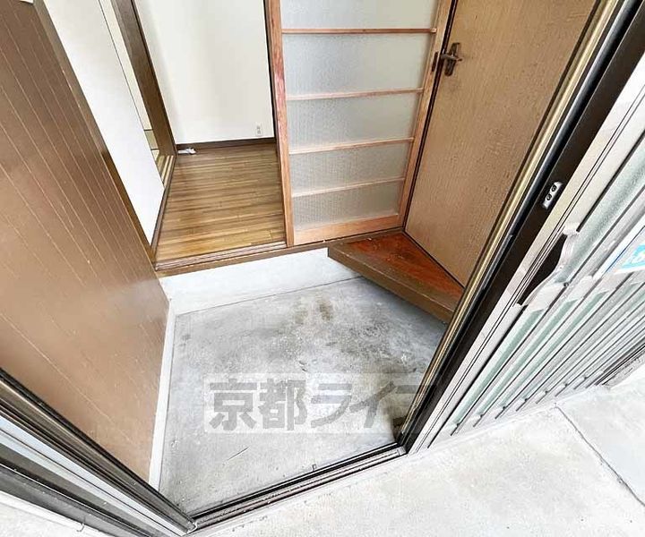 京都府京都市右京区嵯峨野開町(一戸建)の賃貸物件5の玄関