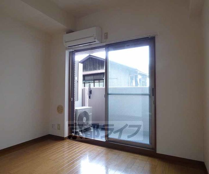 京都府京都市下京区松原通室町東入ル玉津島町の賃貸マンションの居間